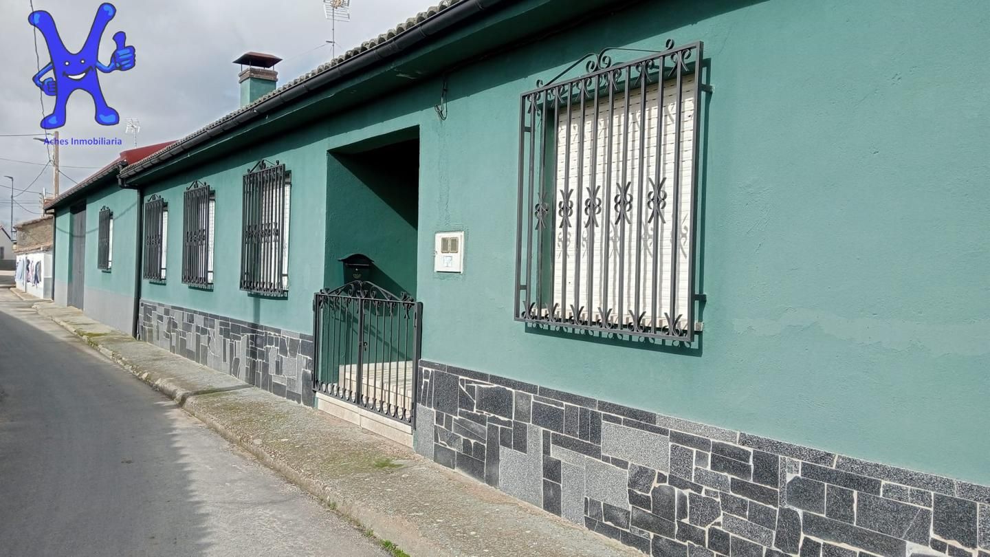 Vista exterior de Casa o xalet en venda en El Pino de Tormes amb Calefacció