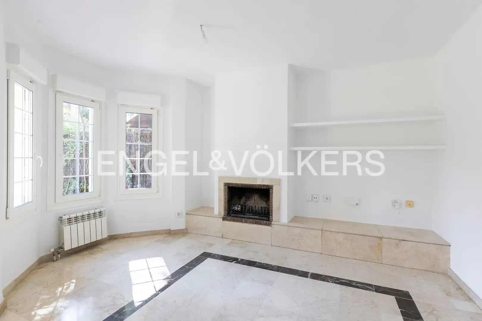 Sala d'estar de Casa adosada de lloguer en La Moraleja amb Aire condicionat, Calefacció i Jardí privat