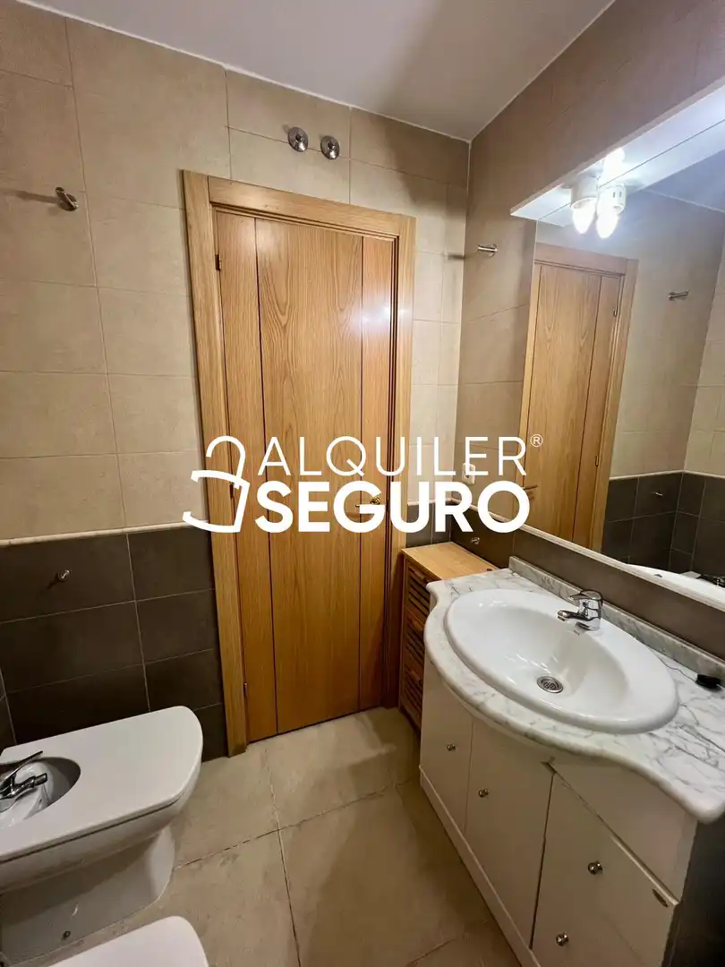 Bathroom of Flat for rent in Madrid  with Air Conditioner, Heating and Swimming Pool