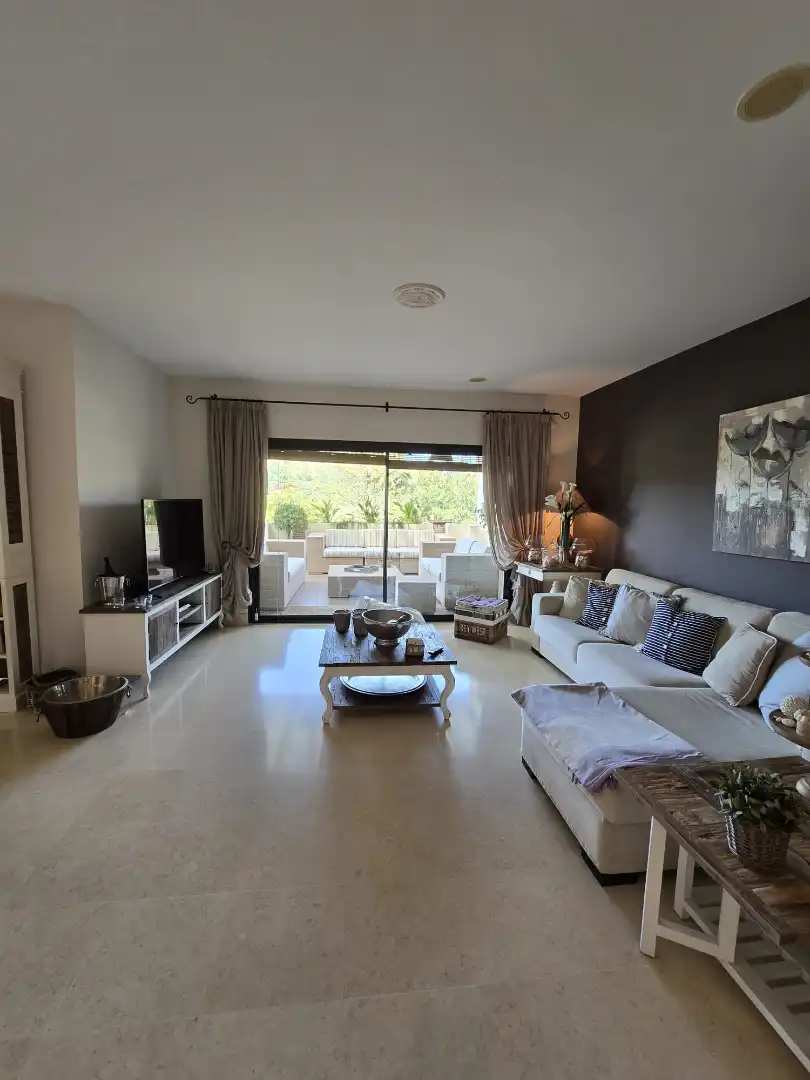 Sala de estar de Piso en venta en Benahavís con Aire acondicionado, Terraza y Trastero