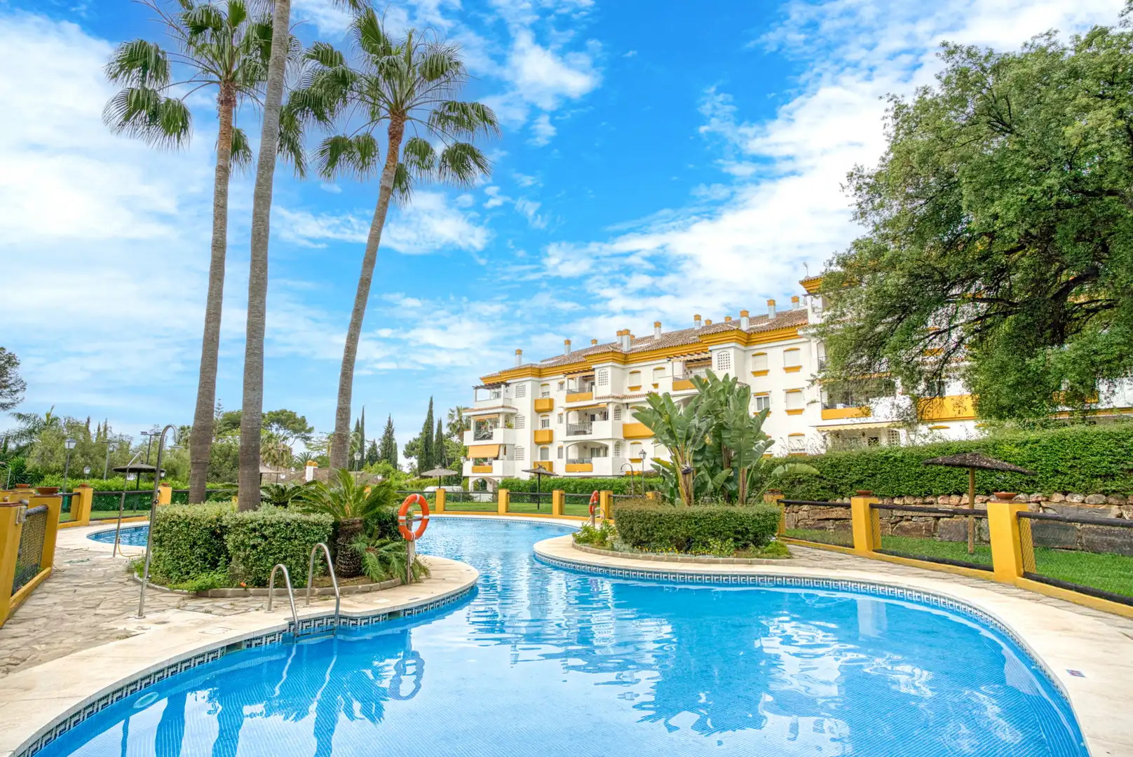 Vista exterior de Planta baixa en venda en Marbella amb Aire condicionat, Jardí privat i Terrassa