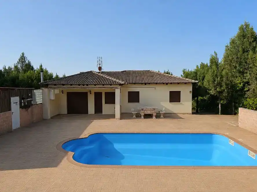 Vista exterior de Casa o xalet en venda en Duruelo amb Piscina