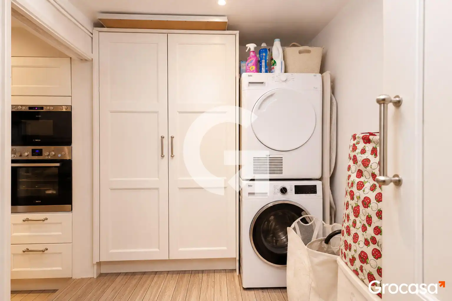 Kitchen of Flat for sale in Barcelona  with Air Conditioner, Oven and Balcony