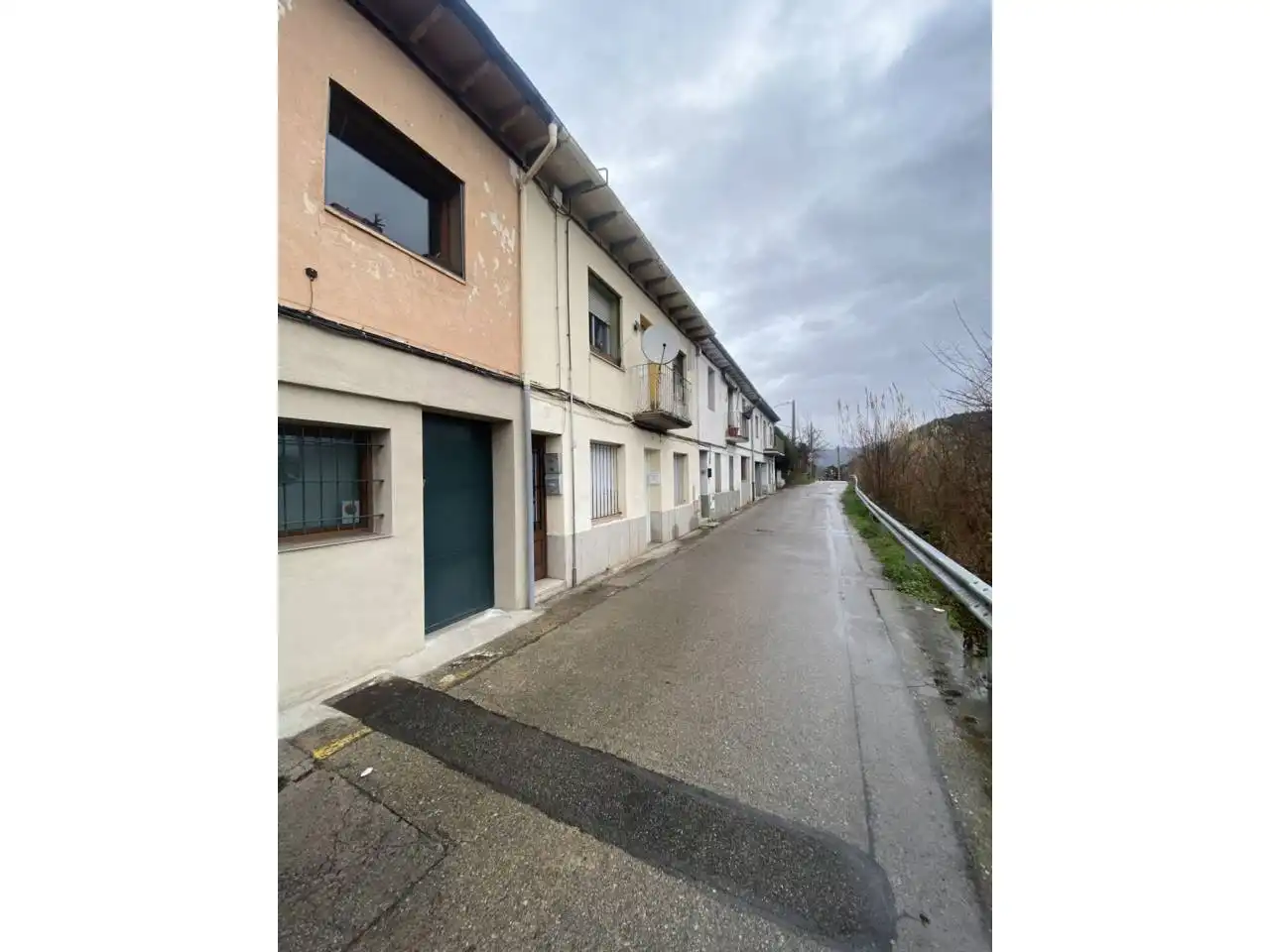 Vista exterior de Casa o xalet en venda en Olot amb Parquet i Terrassa