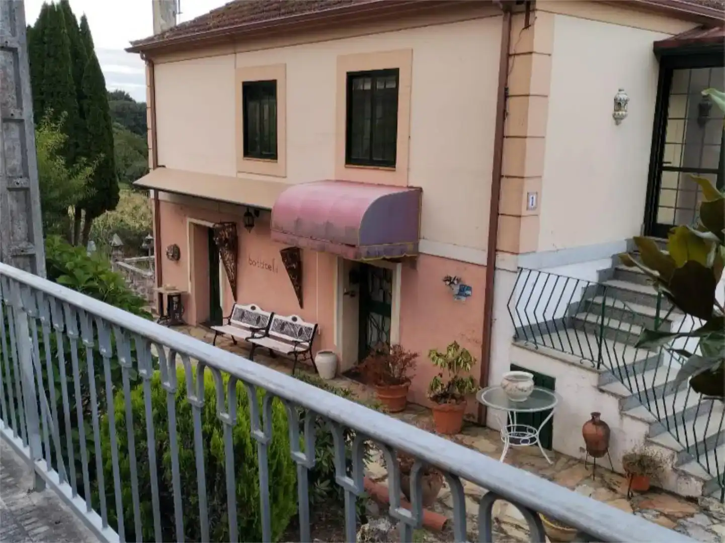 Terrassa de Casa o xalet en venda en Coles amb Balcó