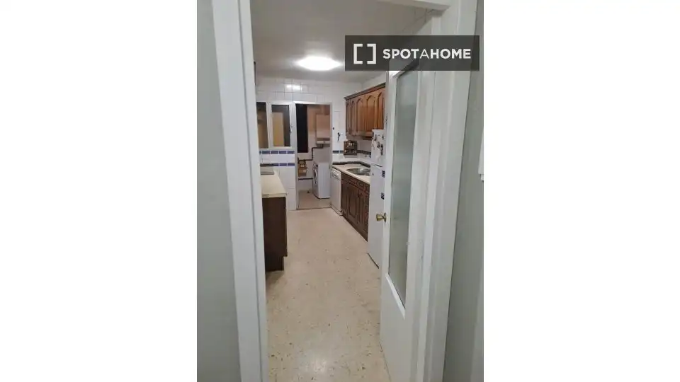 Cuina de Apartament per a compartir en Sevilla amb Aire condicionat, Terrassa i Moblat