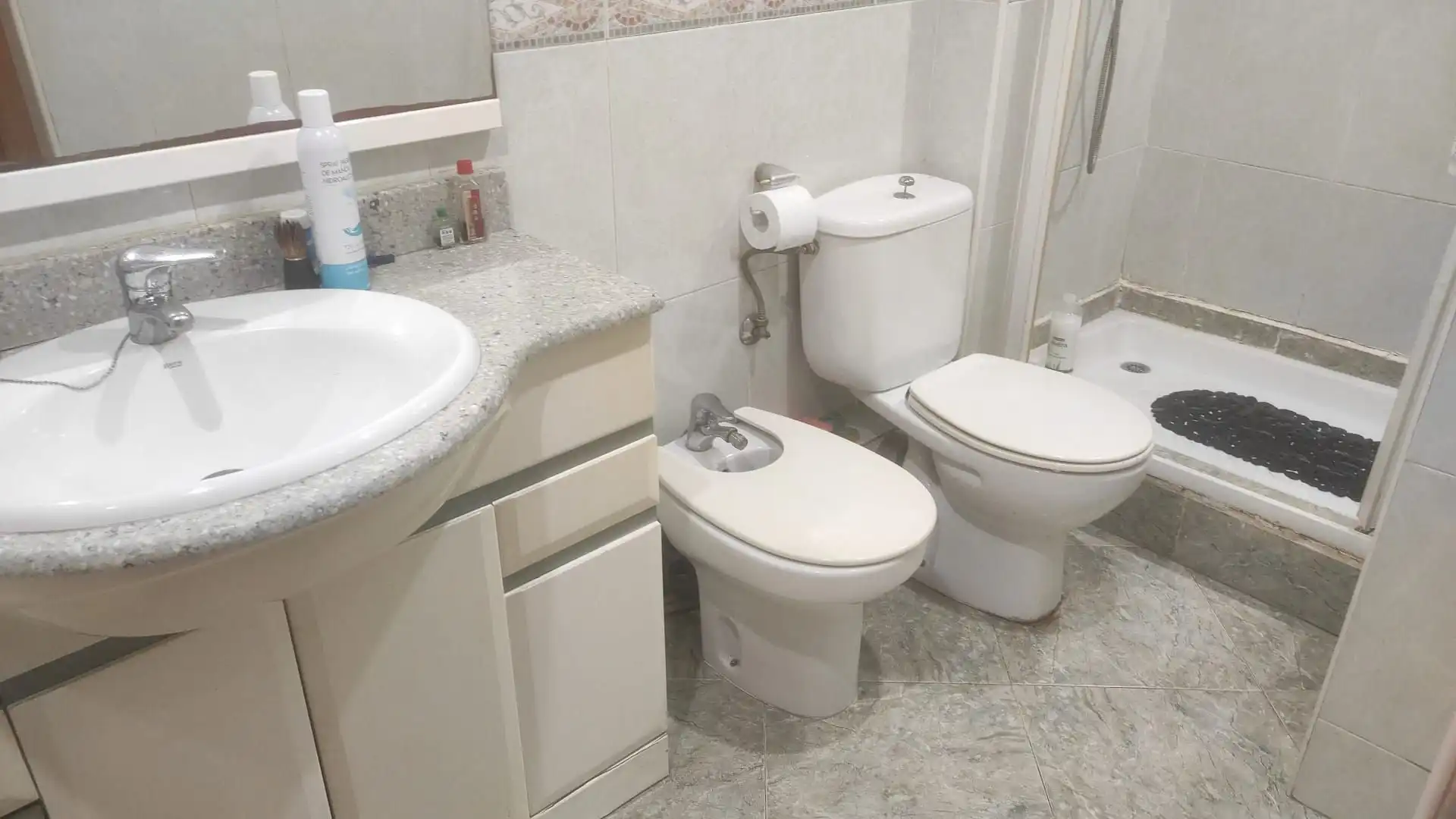 Badezimmer von Wohnung zum Verkauf in Sant Joan Despí mit Klimaanlage und Terrasse