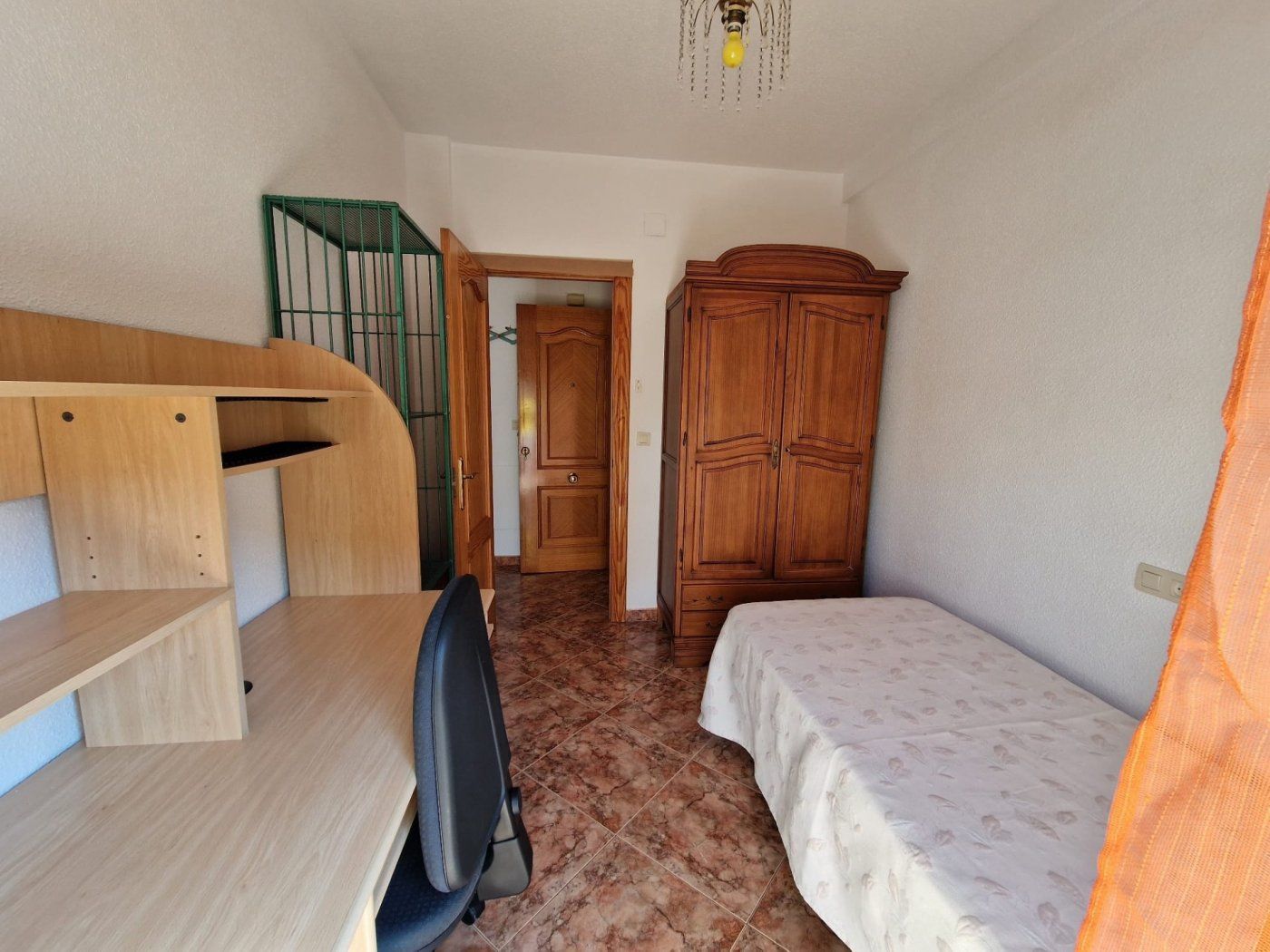 Habitación de Piso de alquiler en  Granada Capital con Aire acondicionado, Terraza y Amueblado