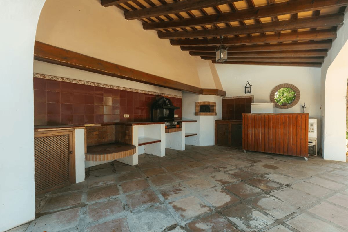 Cuina de Casa o xalet en venda en Sanlúcar la Mayor amb Aire condicionat, Jardí privat i Terrassa