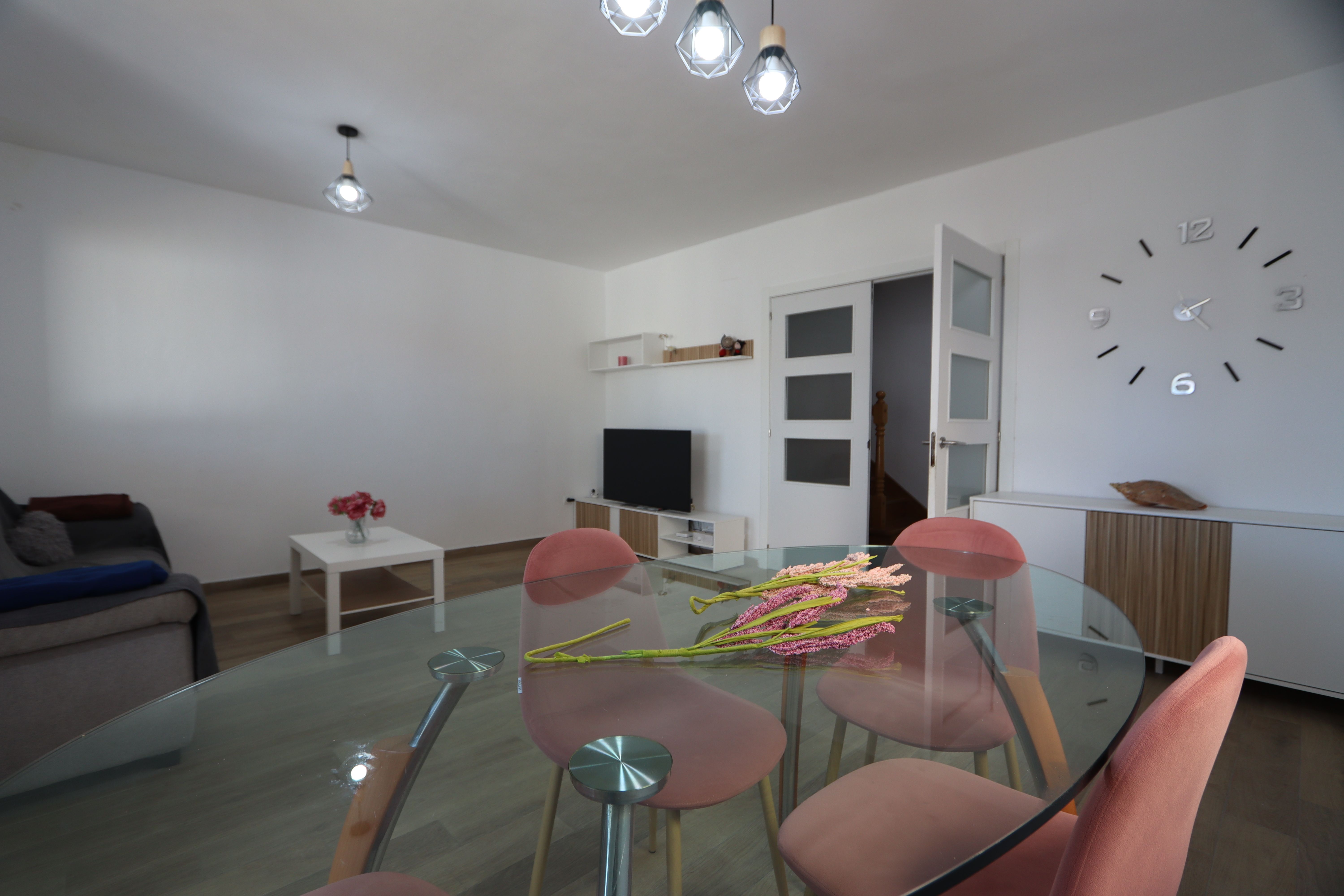 Sala d'estar de Casa adosada en venda en Mont-roig del Camp amb Jardí privat