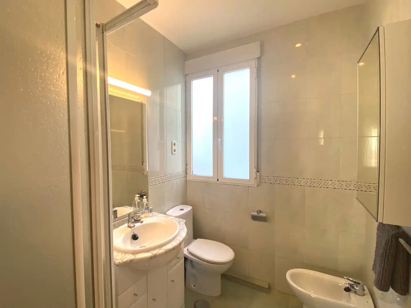 Badezimmer von Wohnung zur Miete in  Madrid Capital mit Balkon