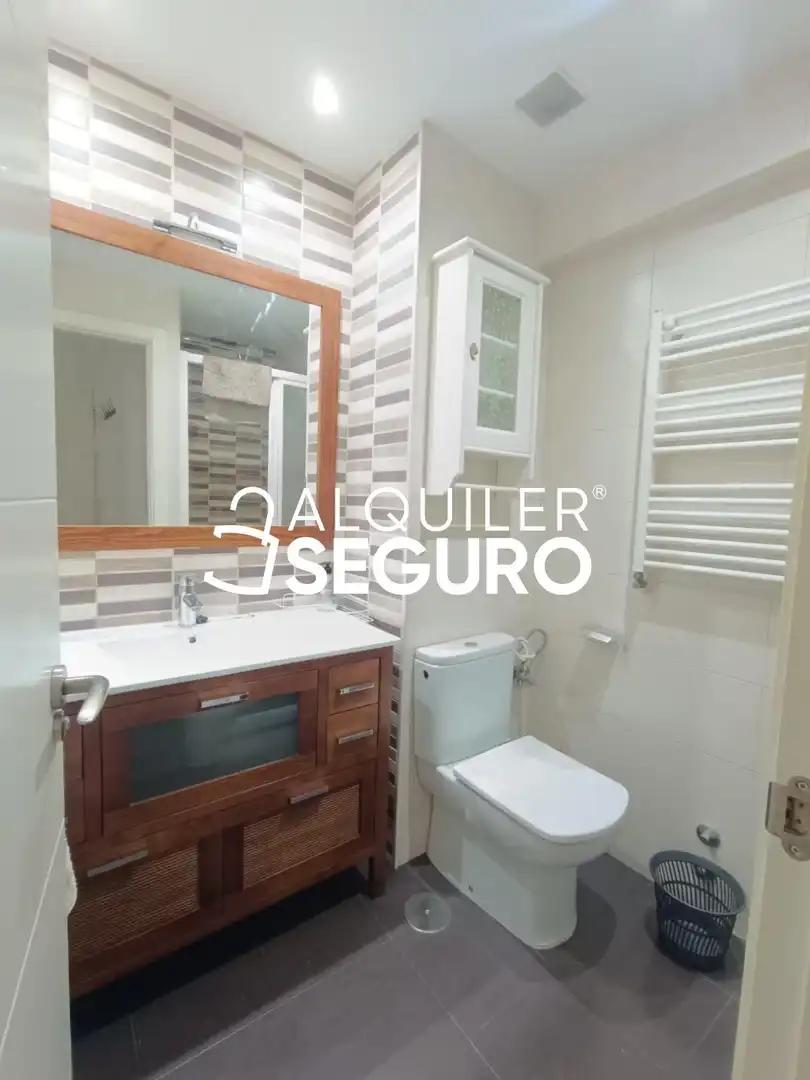 Bathroom of Flat for rent in Madrid  with Air Conditioner, Heating and Terrace