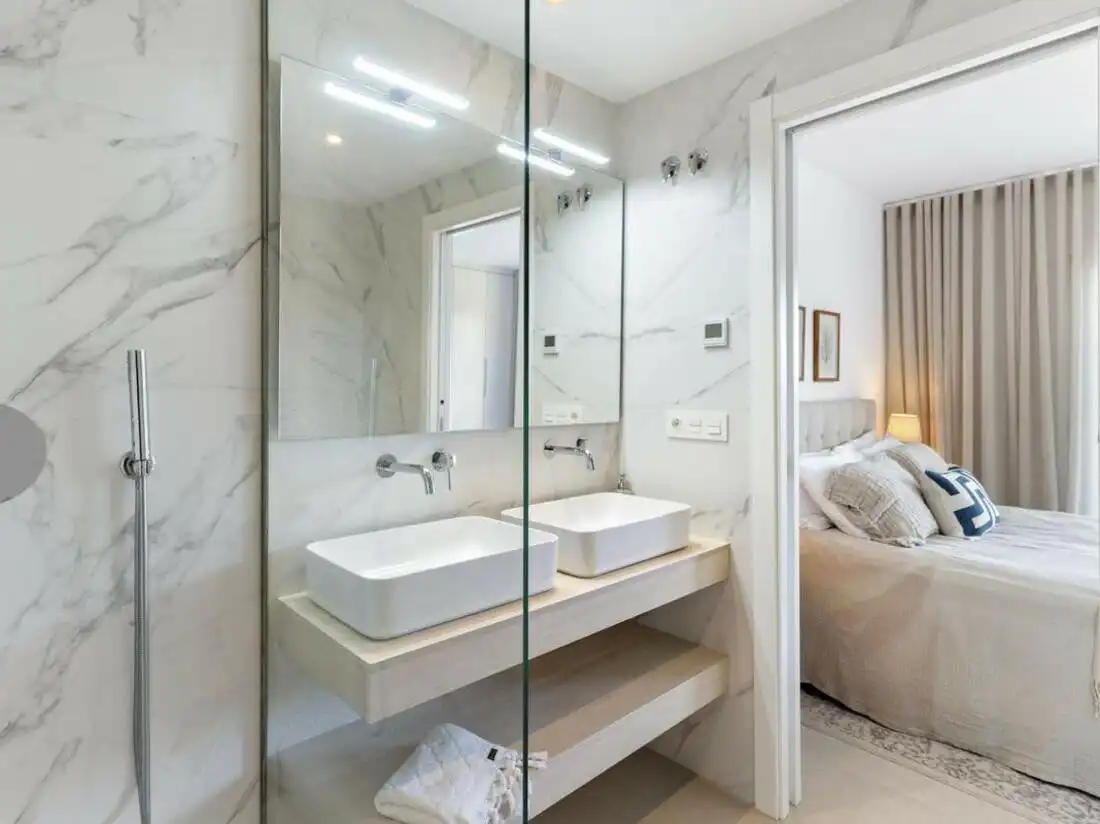 Badezimmer von Einfamilien-Reihenhaus zum Verkauf in Marbella mit Klimaanlage, Terrasse und Balkon