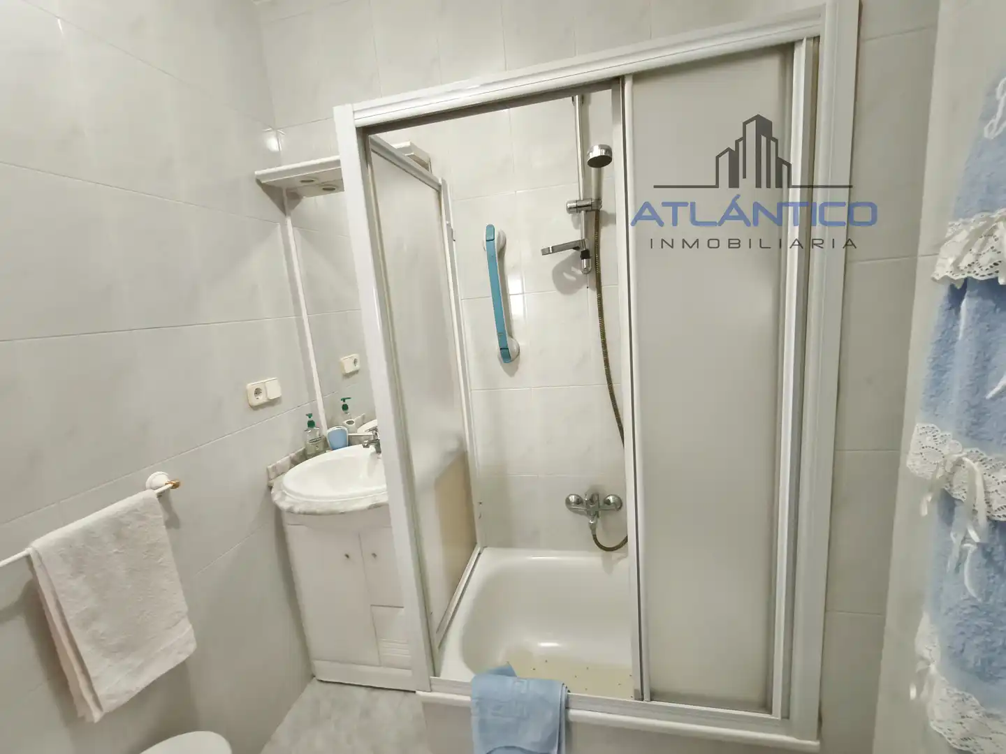 Bathroom of Flat for rent in A Coruña Capital   with Heating, Parquet flooring and Furnished