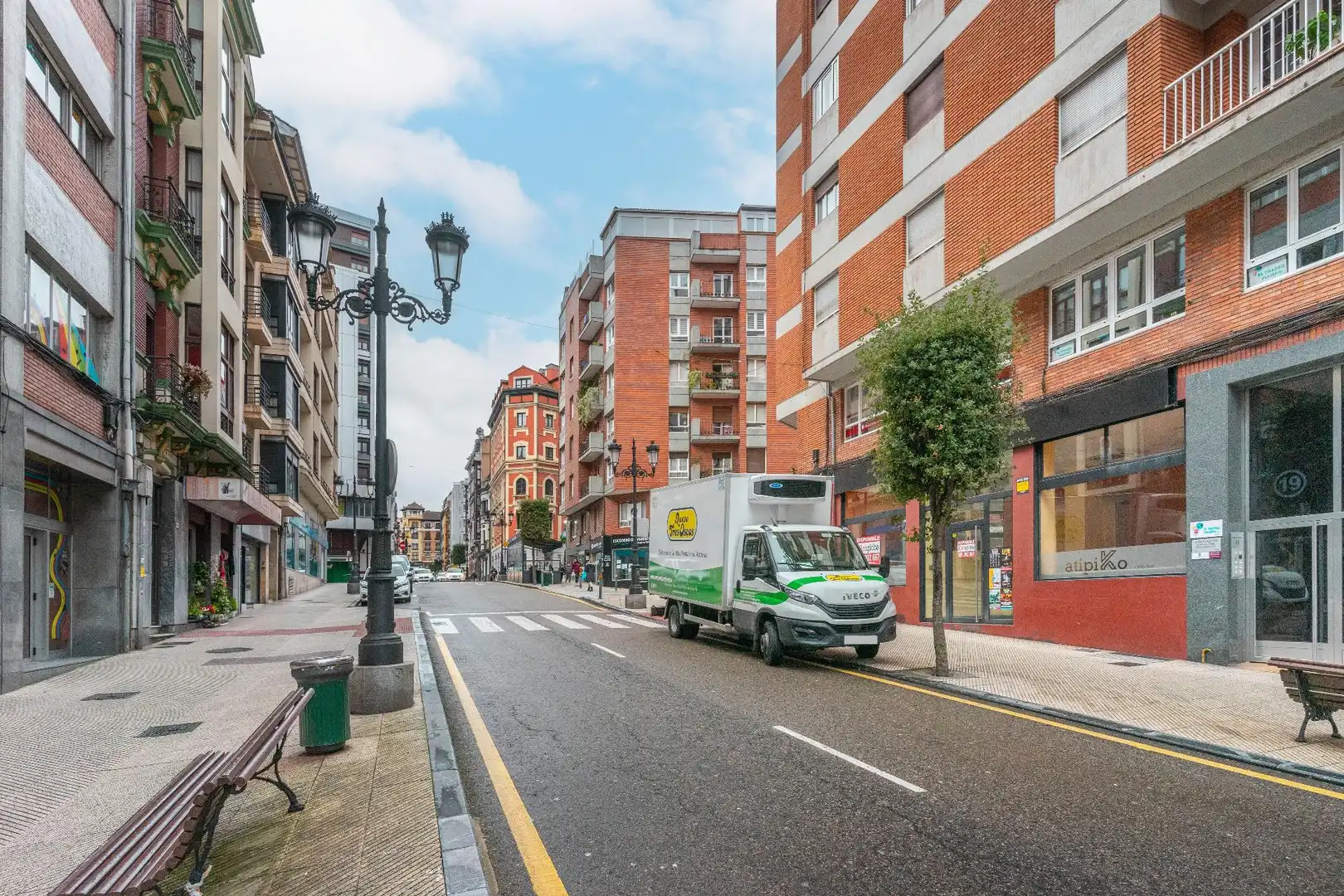 Vista exterior de Pis en venda en Oviedo  amb Terrassa i Balcó