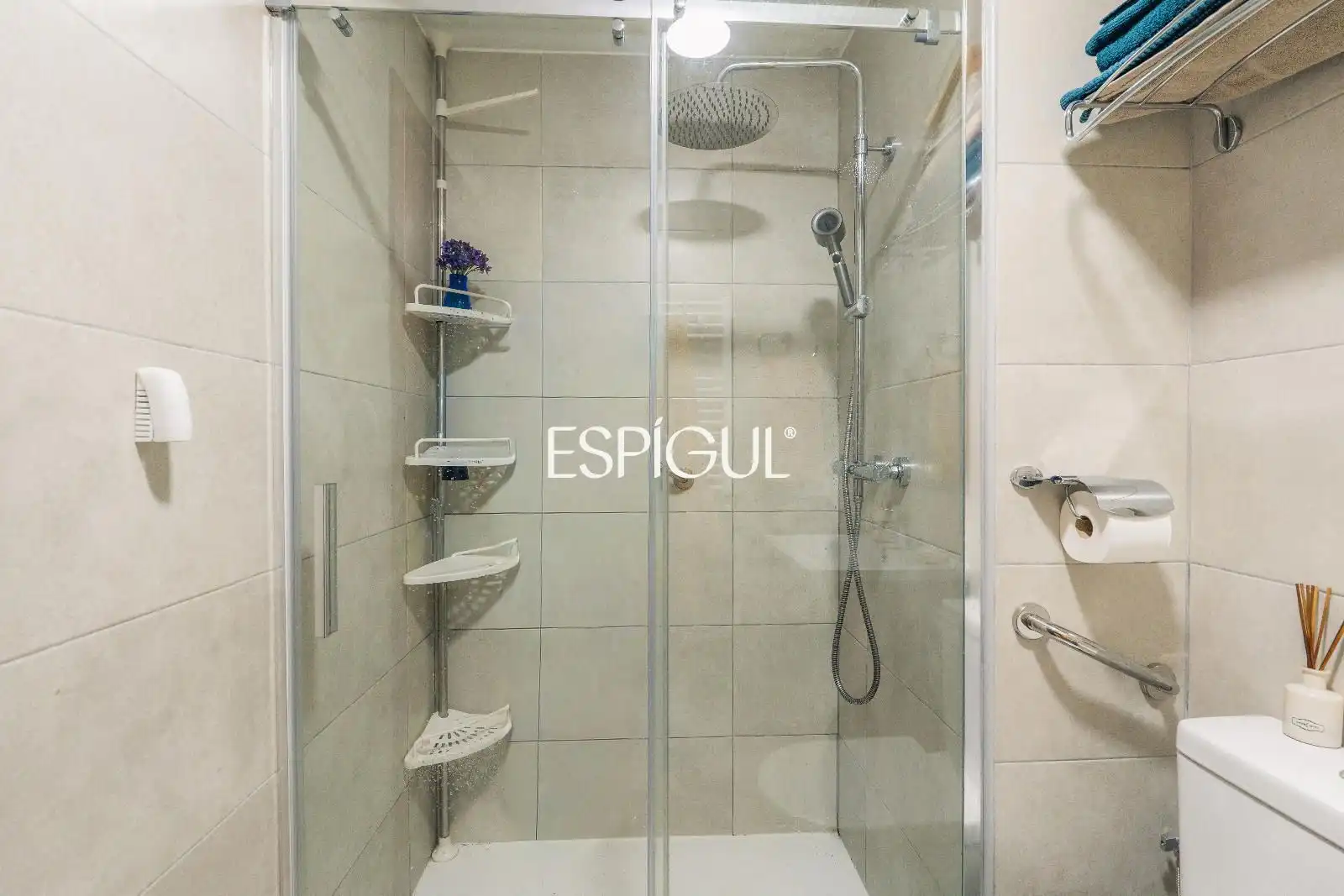 Badezimmer von Wohnung zum Verkauf in Salt mit Heizung, Möbliert und Ofen