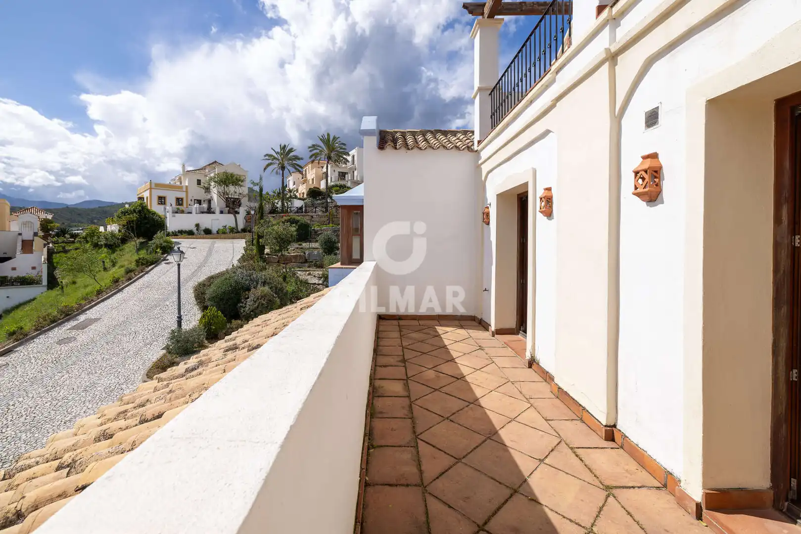Vista exterior de Casa adosada en venta en Benahavís con Calefacción y Piscina