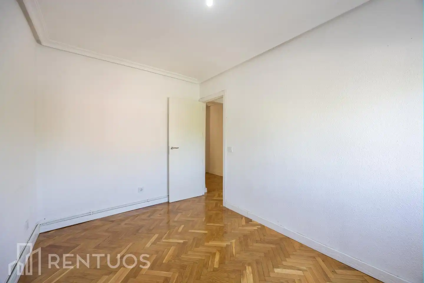 Flat for rent in Calle Parque de Cabañeros, Parque Lisboa - La Paz