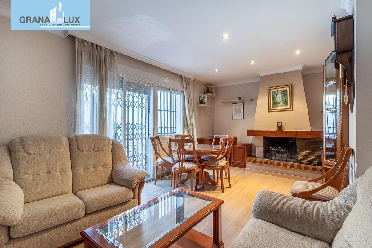 Sala d'estar de Casa adosada en venda en  Granada Capital amb Calefacció i Terrassa