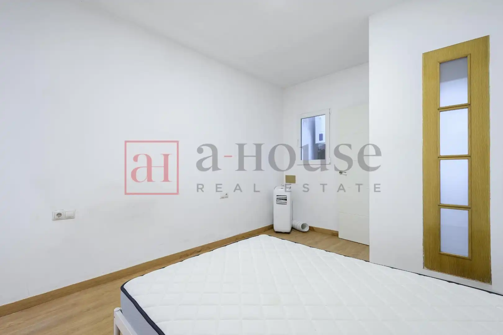 Habitación de Planta baja en venta en Barcelona con Parquet y Alarma