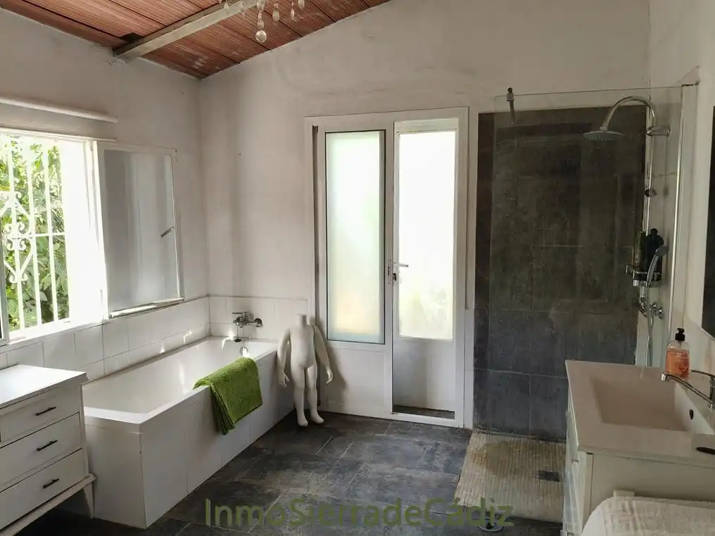 Baño de Finca rústica en venta en Zahara con Jardín privado, Terraza y Trastero