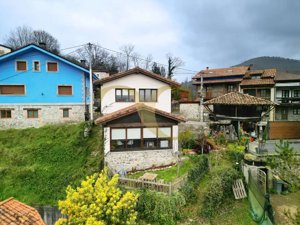 Vista exterior de Casa o xalet en venda en Cangas de Onís amb Calefacció, Jardí privat i Terrassa