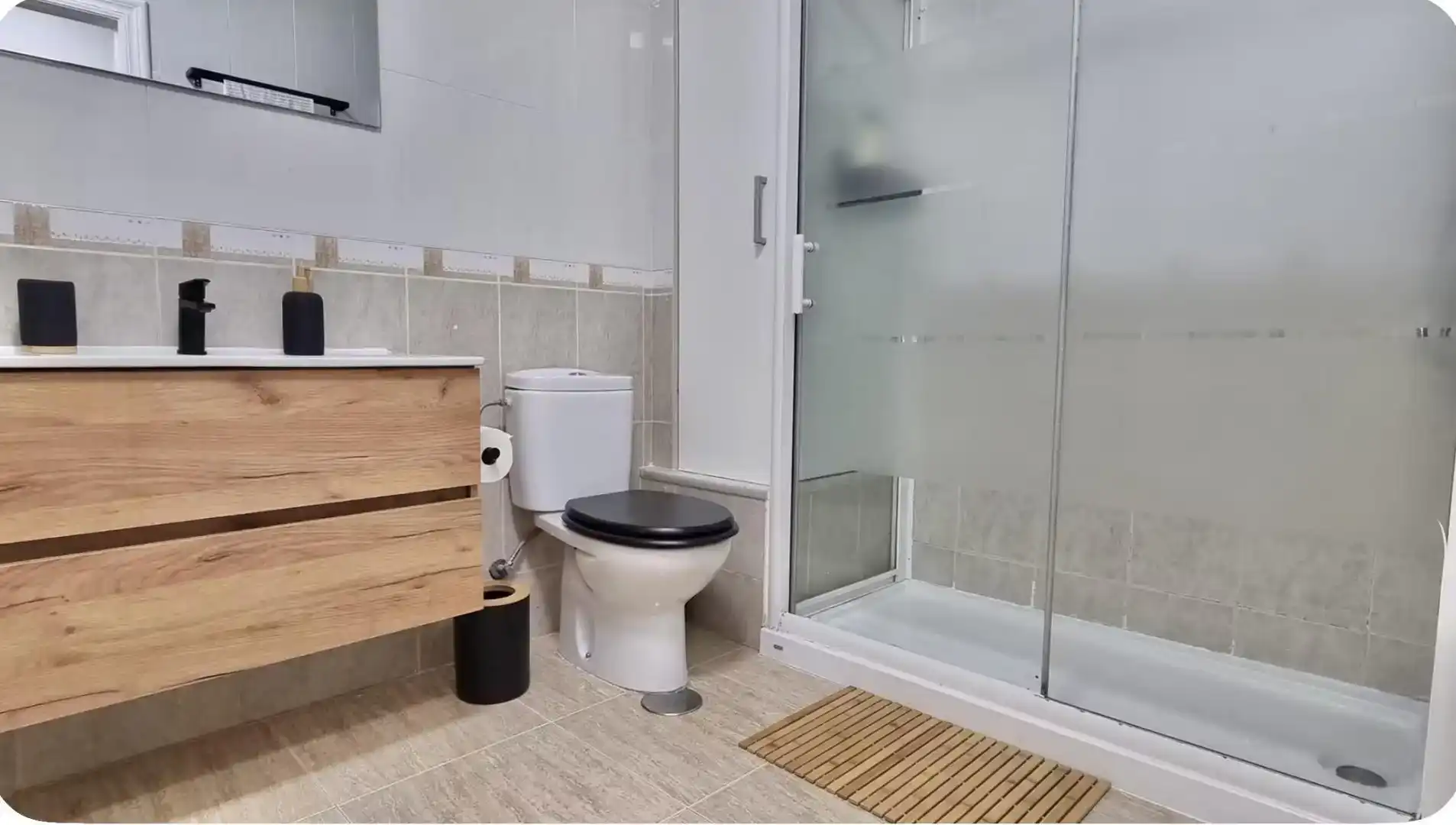Baño de Piso en venta en Roquetas de Mar con Aire acondicionado, Amueblado y Balcón