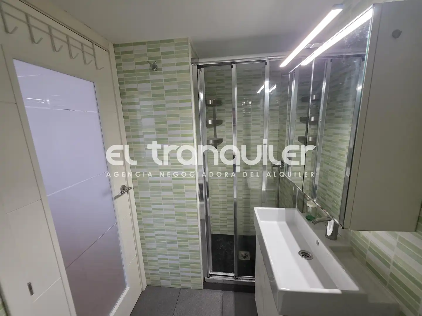Bathroom of Study for rent in Madrid  with Air Conditioner, Parquet flooring and Washing machine