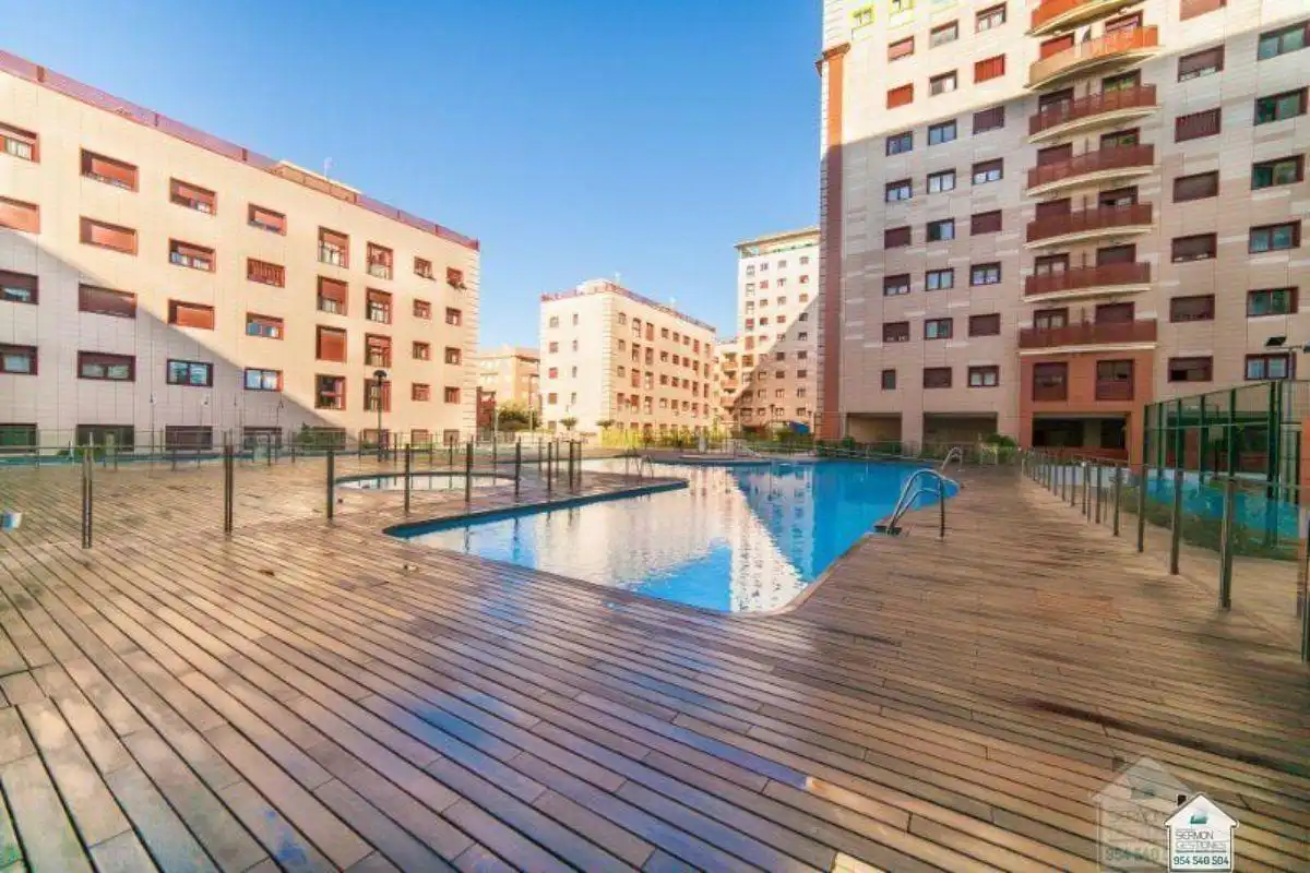 Swimming pool of Flat for rent in Sevilla  with Air Conditioner, Storage room and Community pool