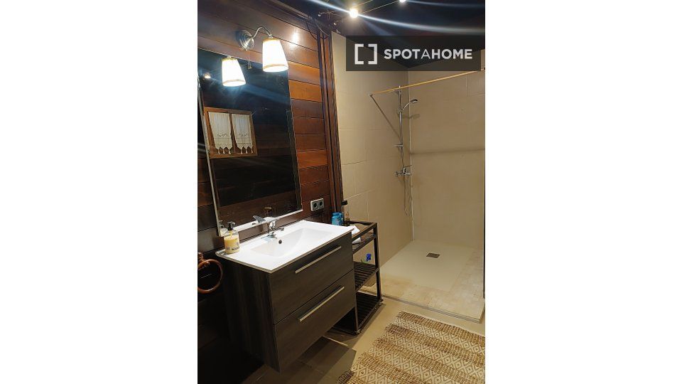 Bathroom of Flat to rent in Cubelles  with Air Conditioner, Heating and Furnished