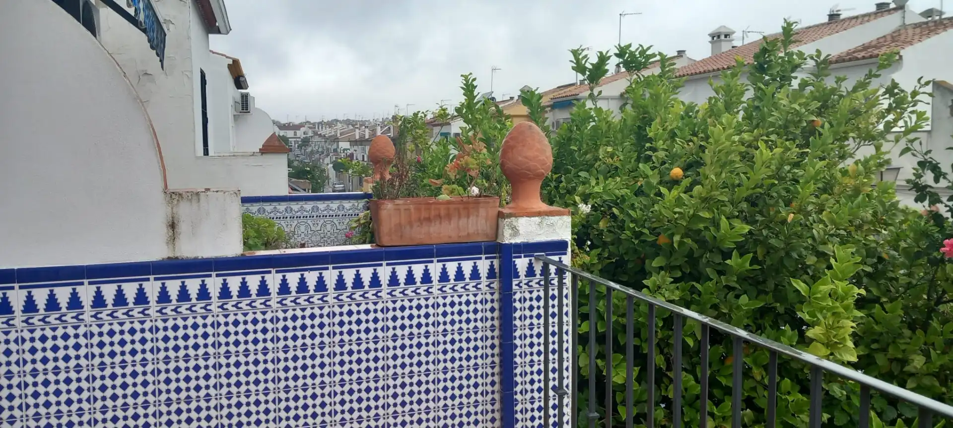 Vista exterior de Casa adosada en venta en Mairena del Aljarafe con Aire acondicionado, Calefacción y Terraza