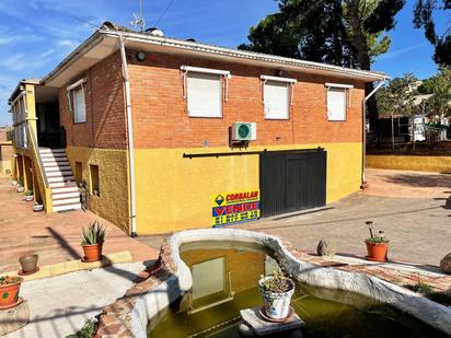 Vista exterior de Casa o xalet en venda en Santa Cruz del Retamar amb Aire condicionat, Calefacció i Jardí privat