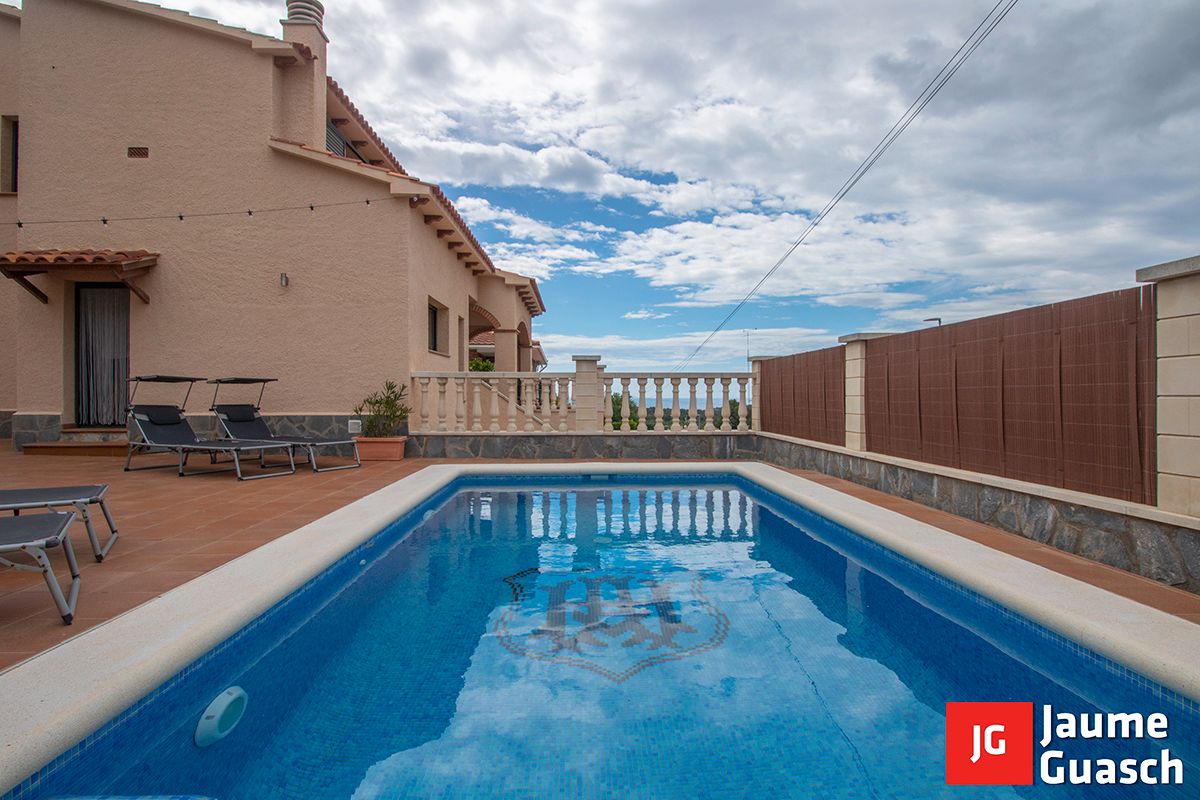 Swimming pool of House or chalet for sale in Roda de Berà  with Air Conditioner, Heating and Private garden