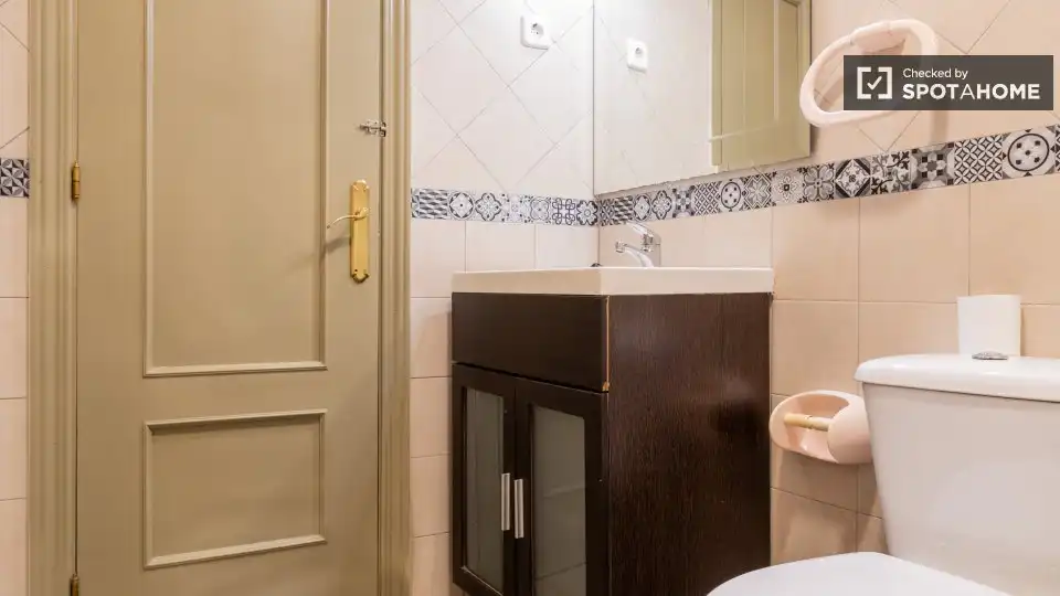 Baño de Piso de alquiler en Madrid con Aire acondicionado, Calefacción y Amueblado