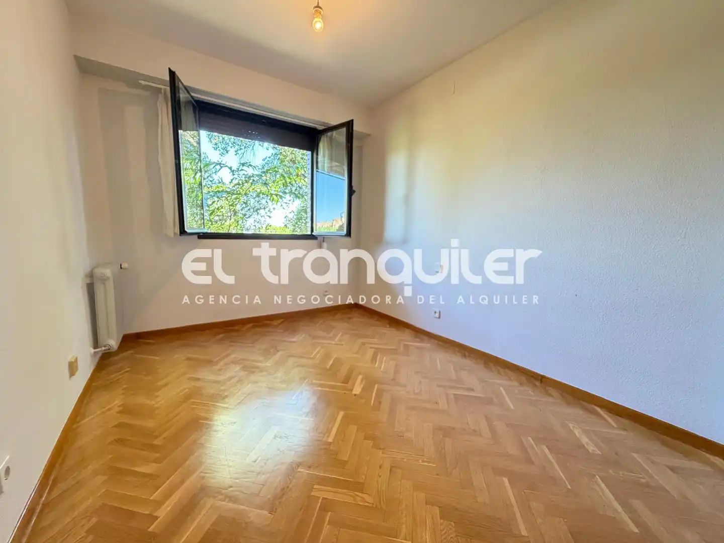 Bedroom of Flat for rent in Madrid  with Parquet flooring, Terrace and Swimming Pool