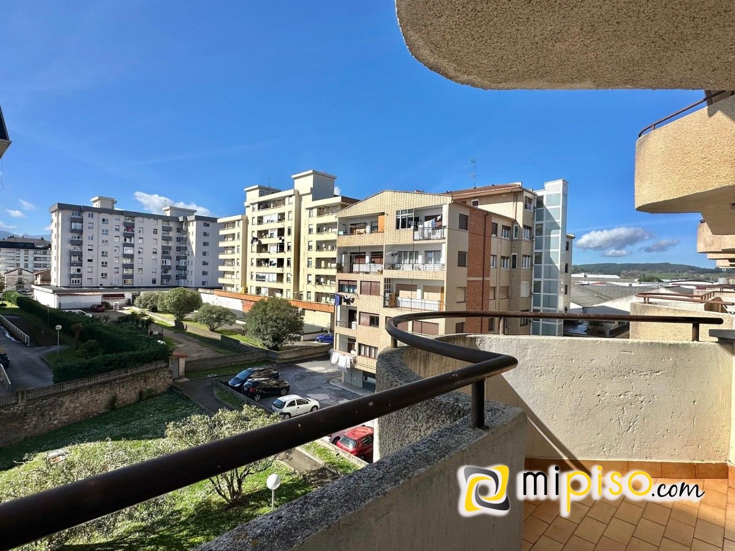Vista exterior de Piso en venta en Colindres con Calefacción, Terraza y Amueblado