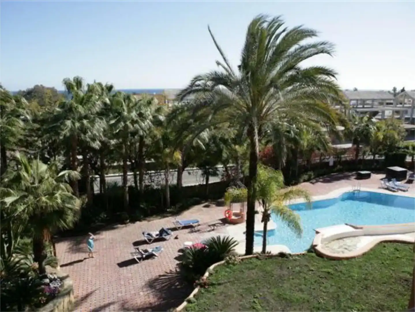 Vista exterior de Piso de alquiler en Marbella con Aire acondicionado, Piscina y Amueblado
