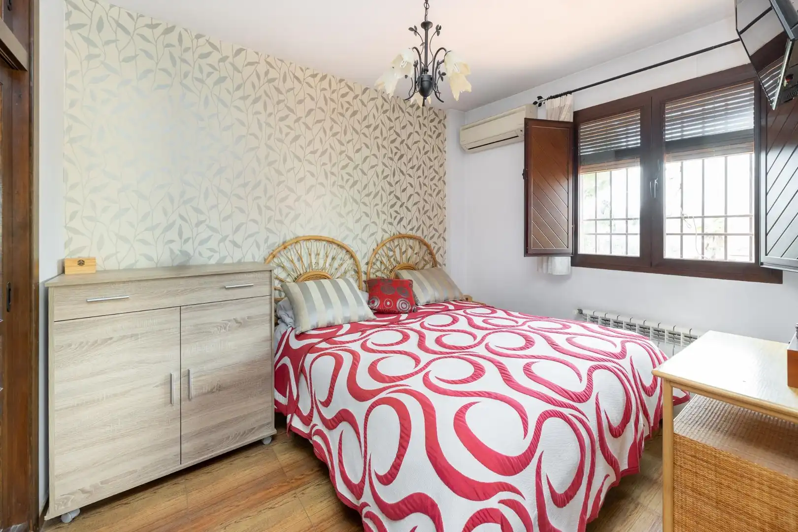 Dormitori de Casa adosada en venda en Peligros amb Aire condicionat, Jardí privat i Terrassa
