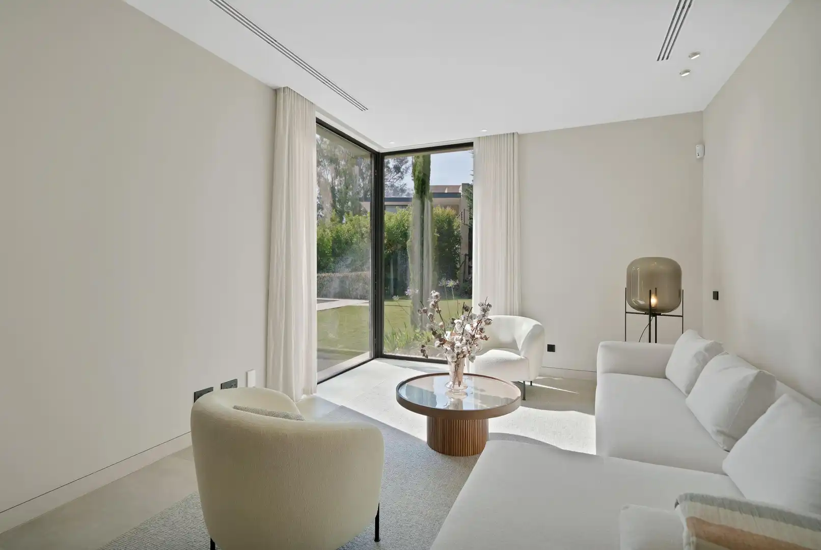Sala de estar de Casa o chalet en venta en Marbella con Aire acondicionado, Calefacción y Jardín privado