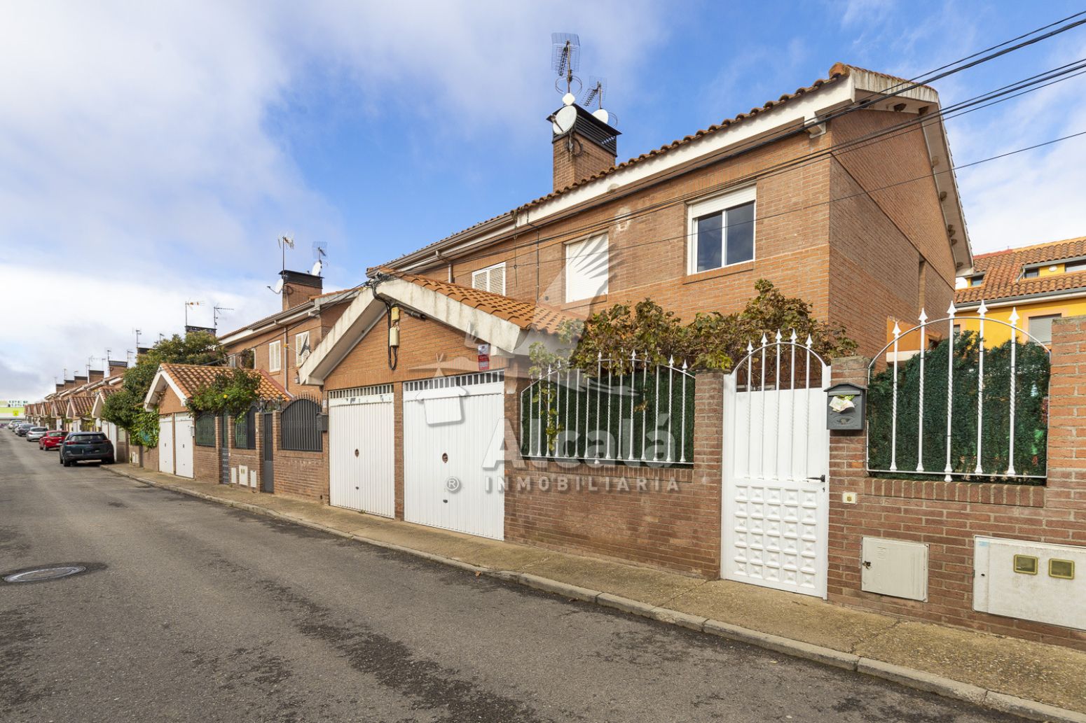 Vista exterior de Casa adosada en venta en Pioz con Calefacción