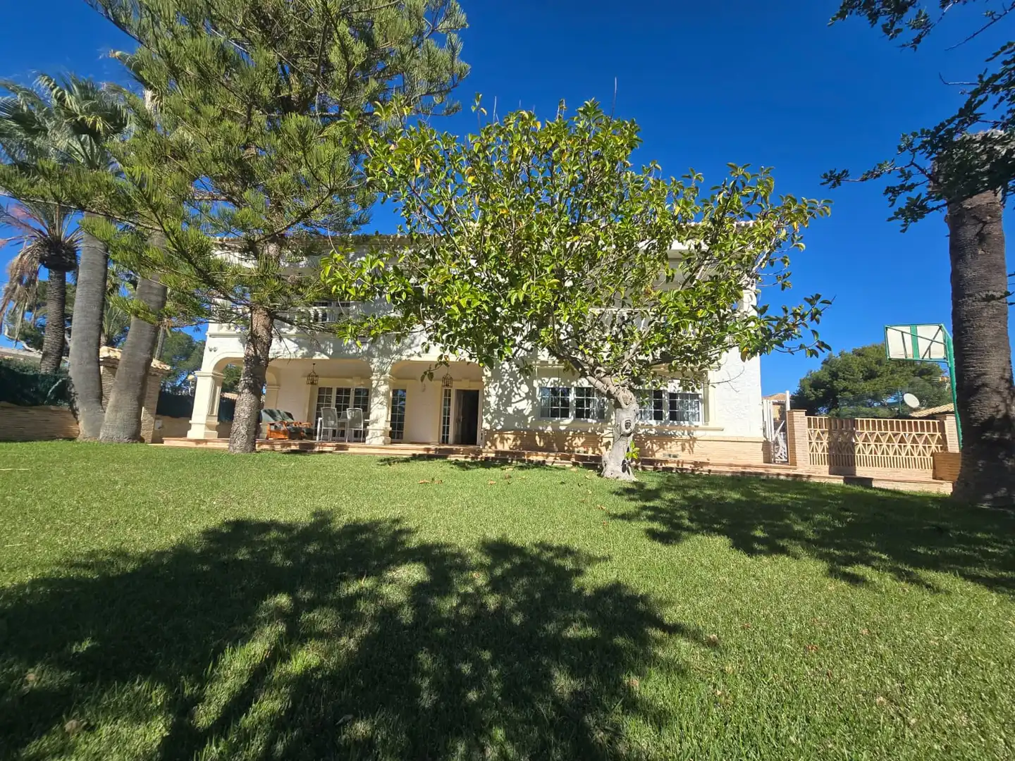 Vista exterior de Casa o xalet en venda en Orihuela amb Aire condicionat, Calefacció i Jardí privat