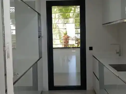 Wohnung zur Miete in Estepona mit Klimaanlage, Privatgarten und Schwimmbad
