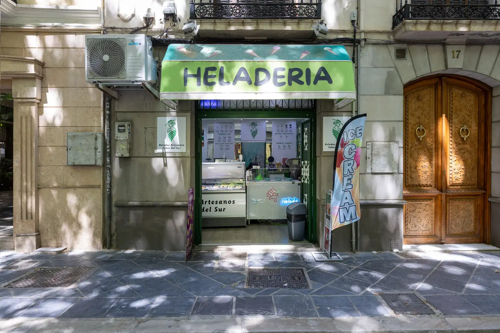 Business premises for transfer in Carrera de la Virgen 17