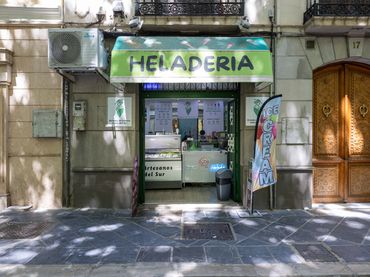 Business premises for transfer in Carrera de la Virgen 17