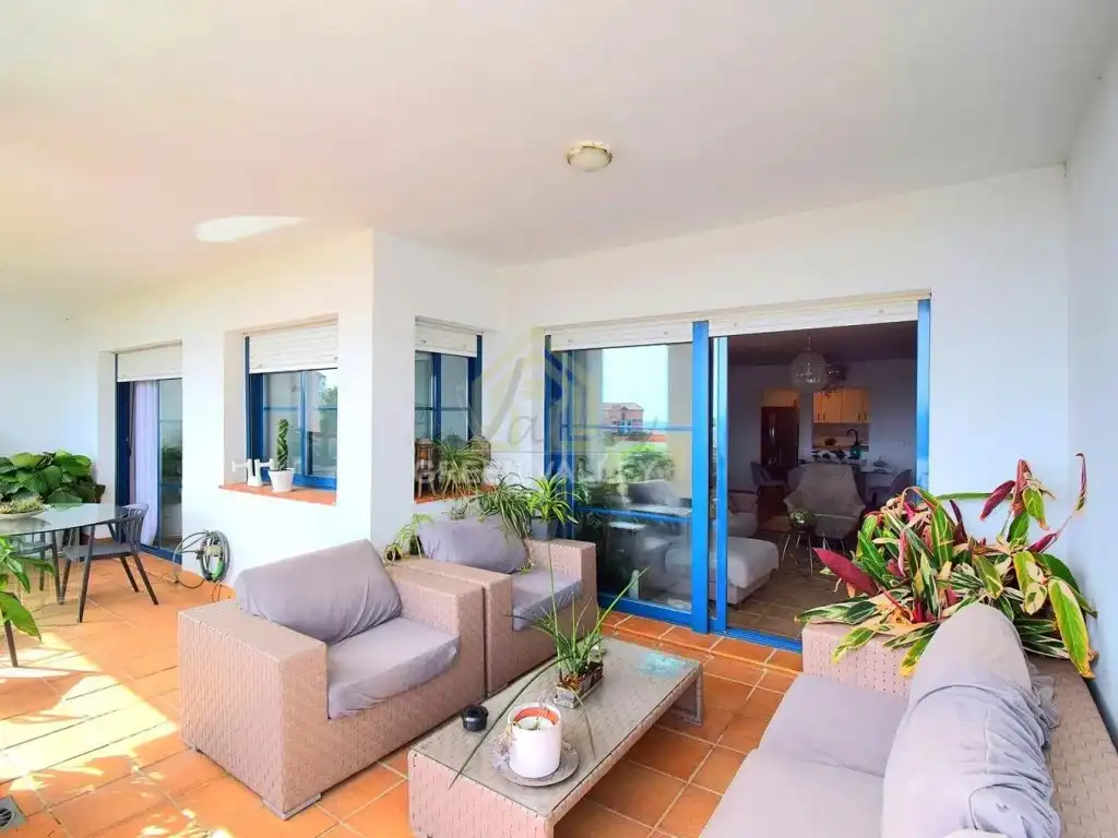Terrasse von Wohnung zum Verkauf in La Alcaidesa mit Klimaanlage, Privatgarten und Terrasse