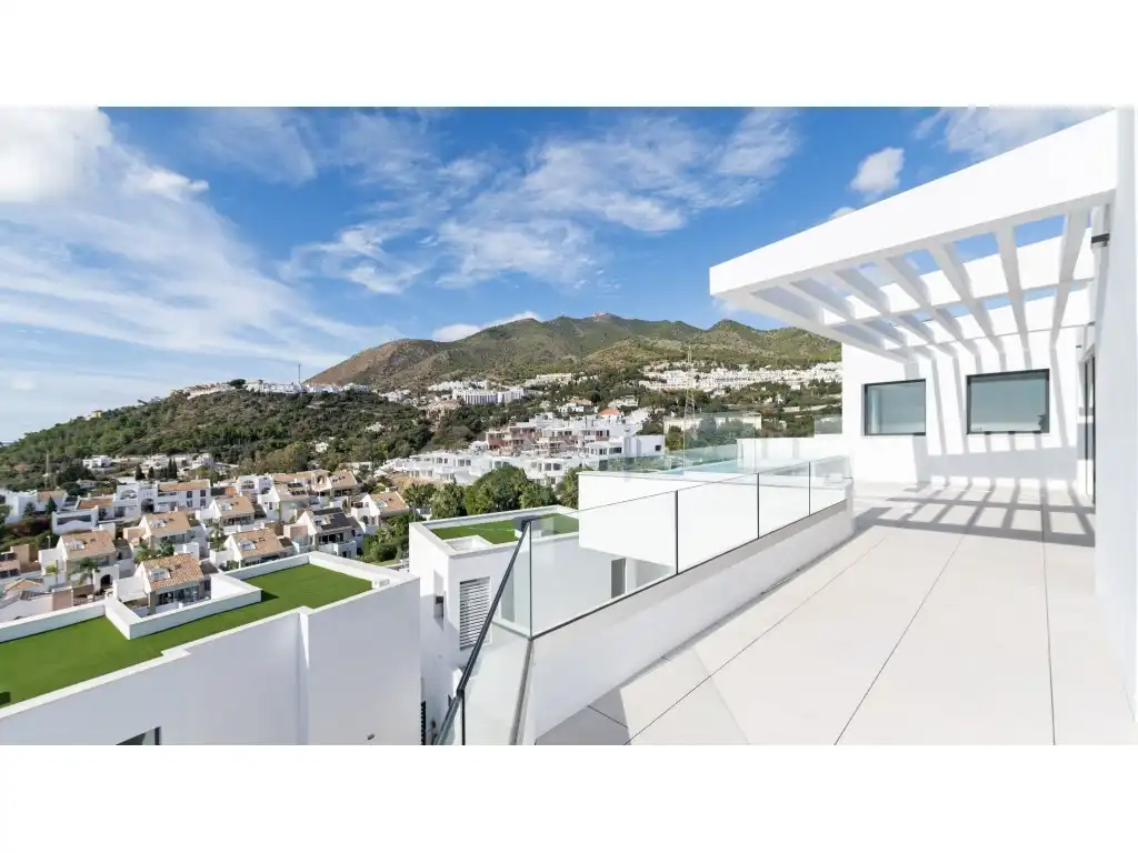 Vista exterior de Casa o xalet en venda en Benalmádena amb Aire condicionat, Piscina i Piscina comunitària
