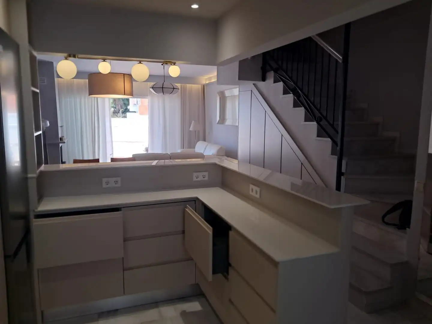 Cuina de Casa adosada en venda en Estepona amb Aire condicionat, Terrassa i Traster