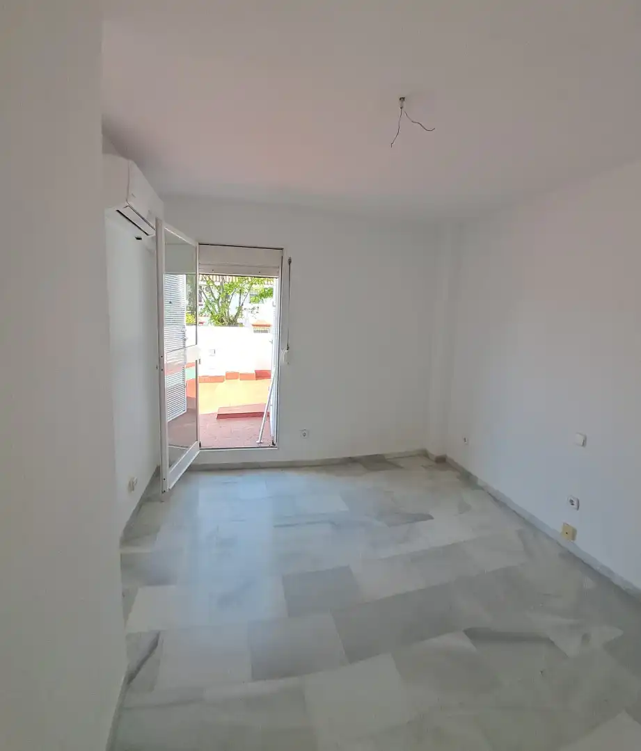 Dormitori de Casa adosada de lloguer en Tomares amb Aire condicionat i Piscina