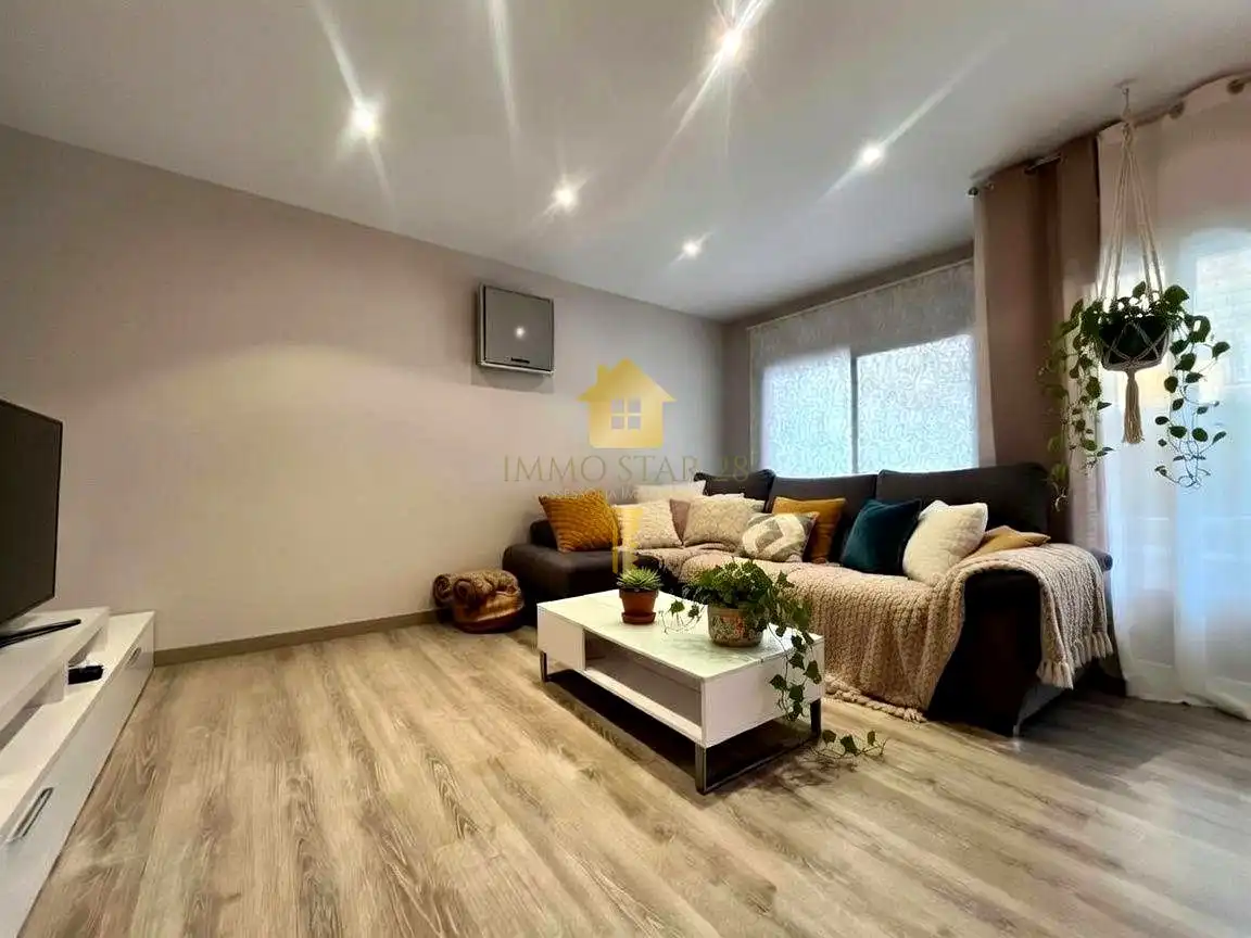 Sala d'estar de Casa adosada en venda en Palau-saverdera amb Aire condicionat, Calefacció i Jardí privat
