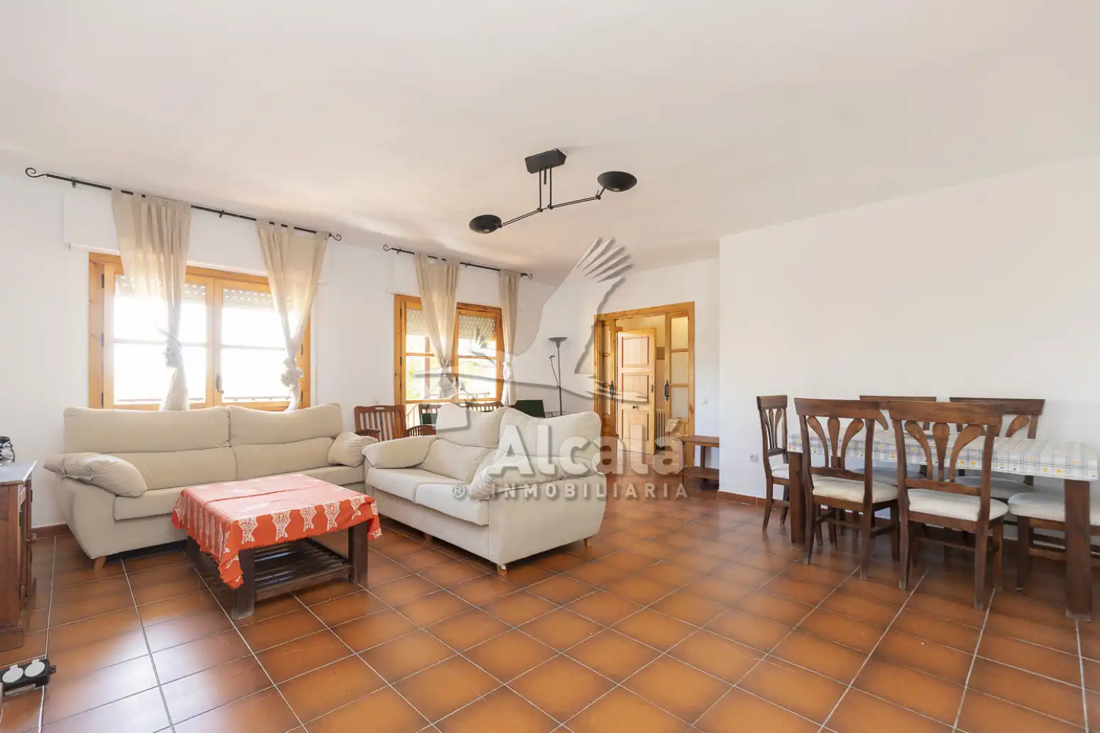 Sala d'estar de Casa adosada en venda en Alocén amb Calefacció